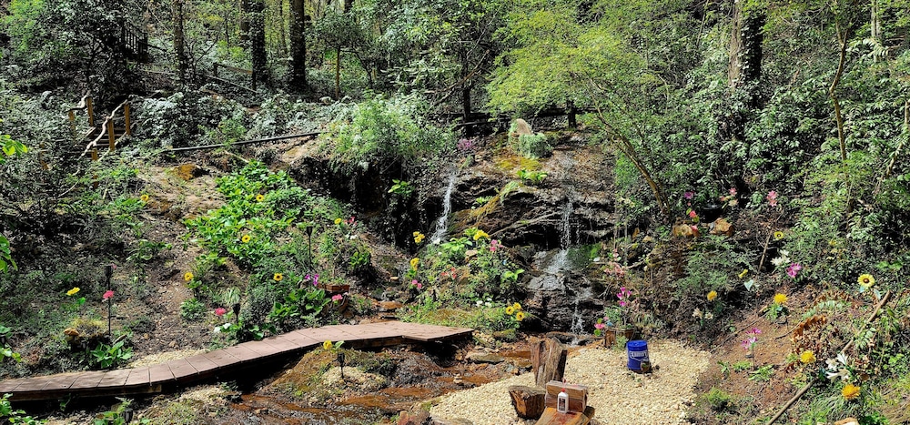 Bear Creek Lodge and Cabins in Helen Ga - Pet Friendly, River on Property, Walking Distance to downtown Helen
