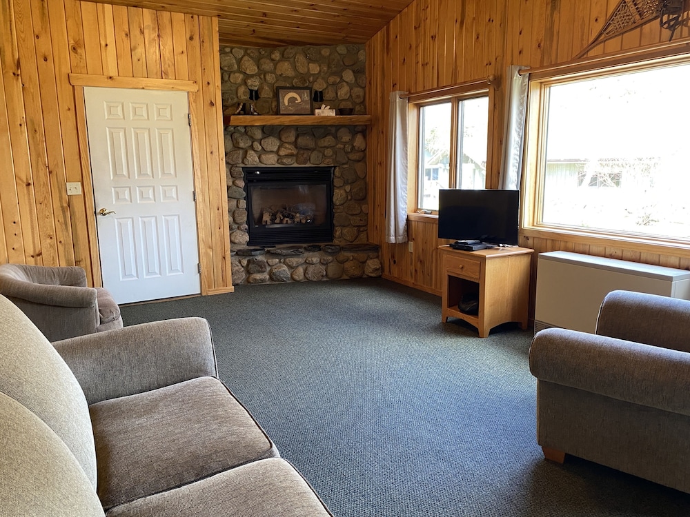 Gunflint Lodge & Outfitters