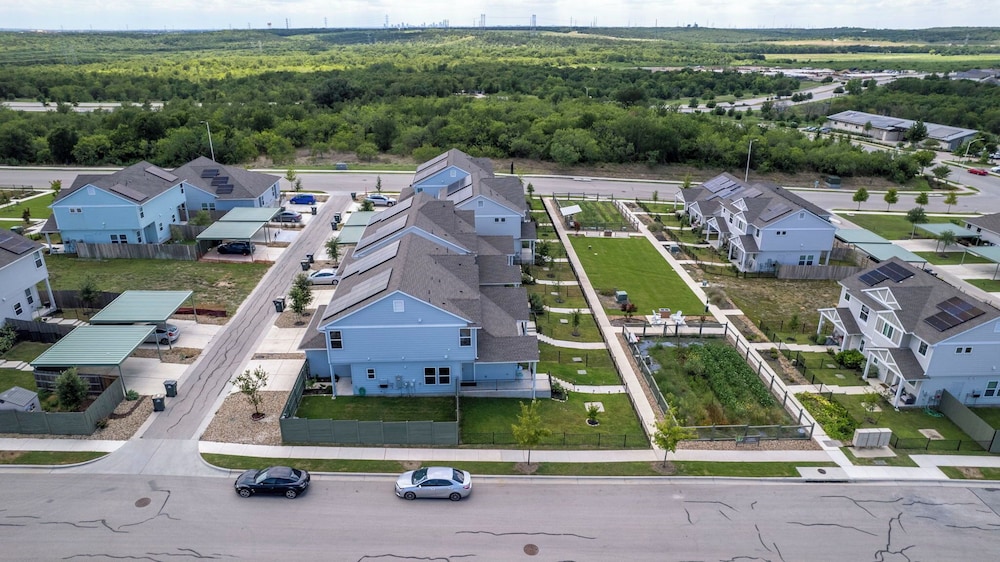Relaxing 3BR Retreat Community Pool Gym