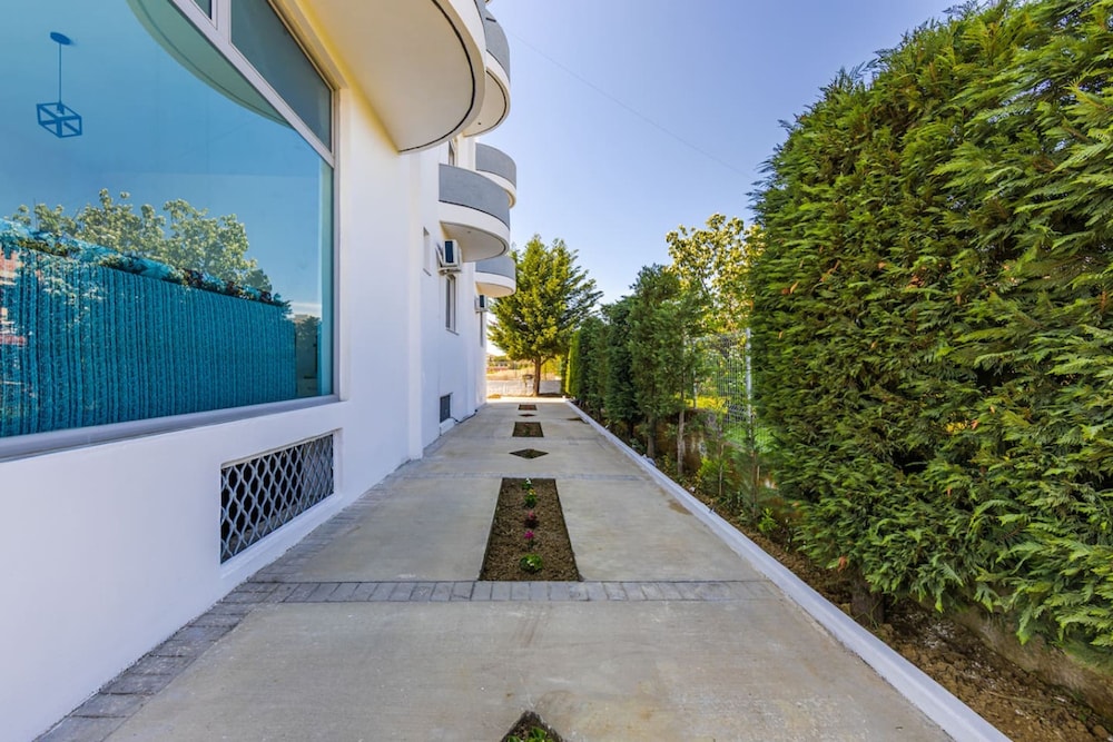 Modern Home With Wifi and Beach Access Golem
