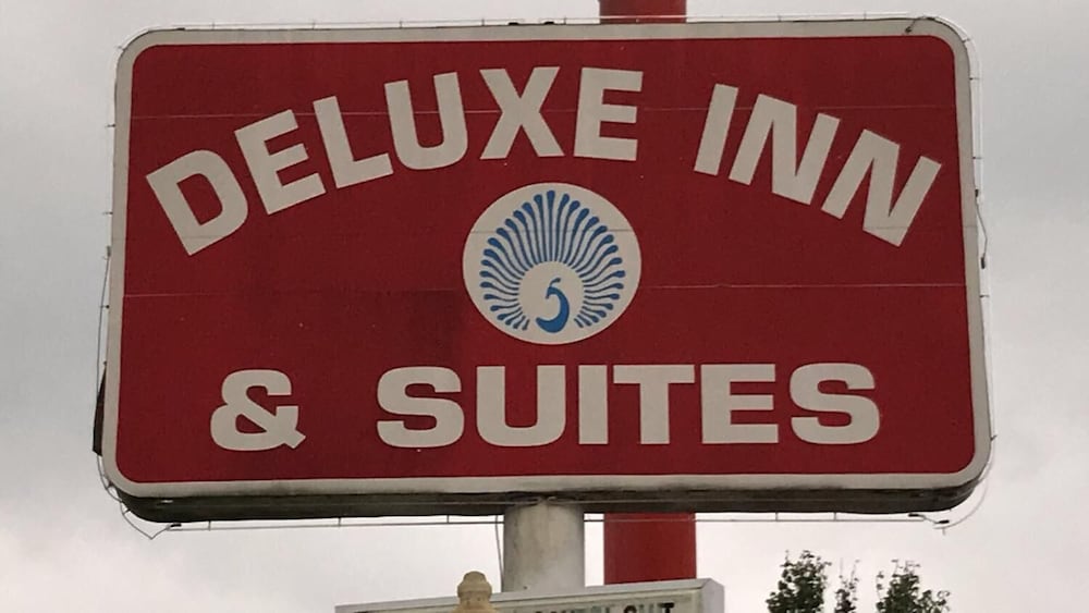 Deluxe Inn And Suites