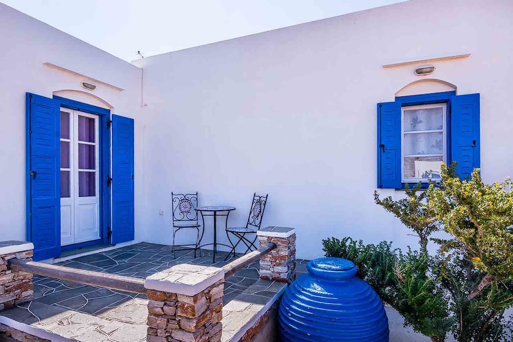 Spacious 2 Bedroom House with Fantastic Yard view 3