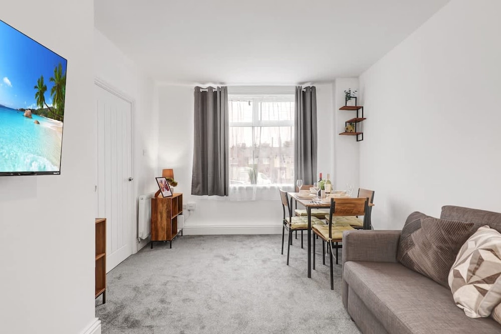 3 Bedroom House With Free Parking