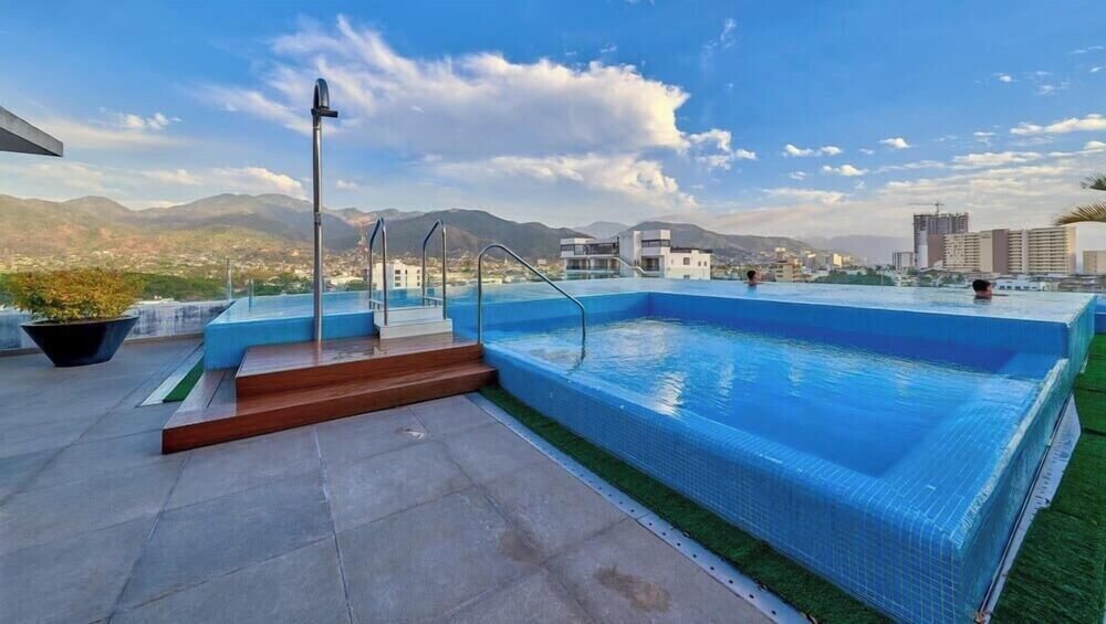 1BR Apartment - Private Balcony - Pool - Gym