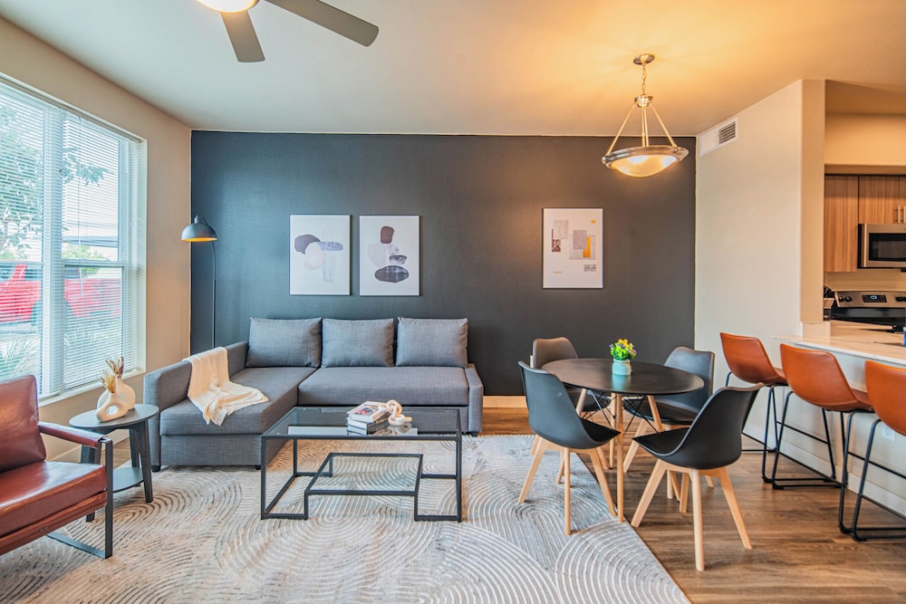 ROVE LIVING/KL - V on Broadway