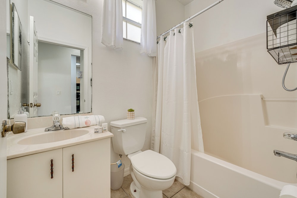 Pool Access: Family-friendly Poinciana Condo!