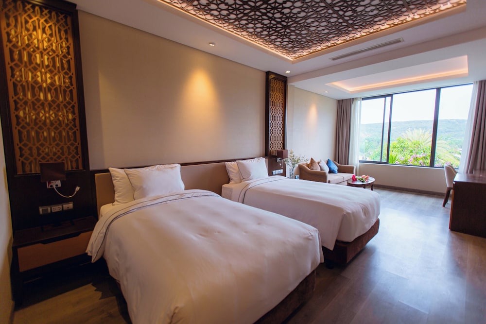 The Palm Nest Cam Ranh Pool Villa