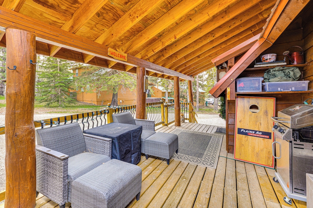Hot Tub + Arcade Table: Spacious Retreat in Lead