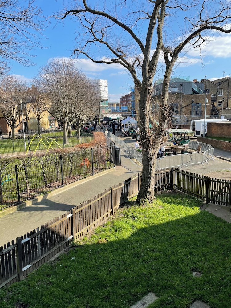 London Apartment - Sleeps 3-city Escape- Balcony