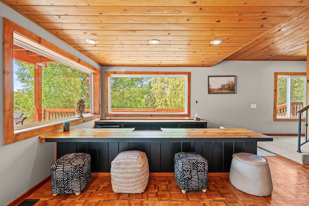 Mountain View Family Retreat w Game Room Scenic Decks