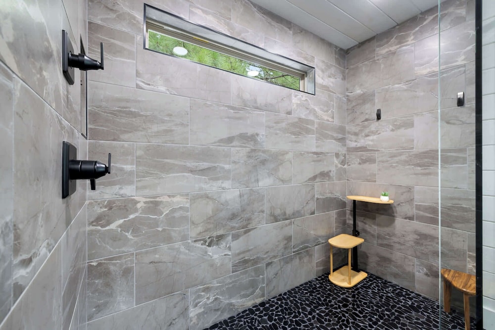 Whispering Retreat Sleeps 4