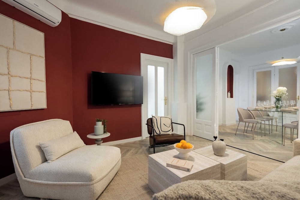 Refined & Spacious 3-Bedroom Flat Near Cismigiu, Balcony with Boulevard Views