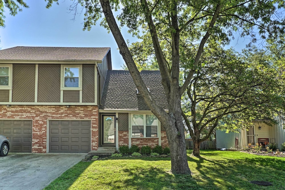 Modern Townhome w/ Fireplace: Near Stoll Park view 3