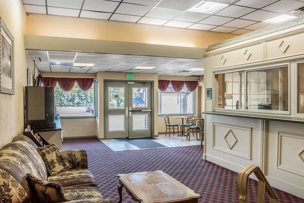Econo Lodge Reading Airport view 5