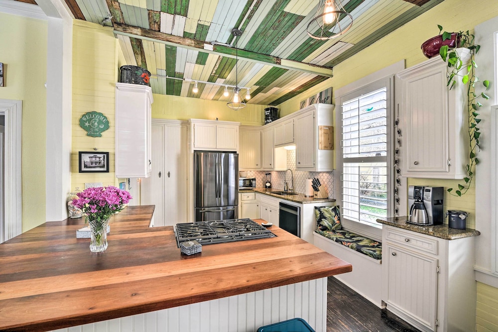 Historic Galveston Hideaway, Walk to the Beach!