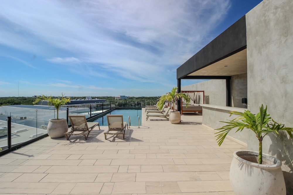 Couple s Retreat in Prime Location Rooftop Pool