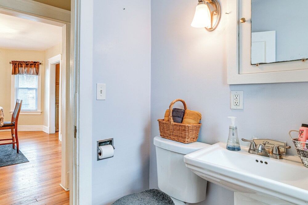 1 Mi to Dtwn Binghamton: Apt w/ Covered Balcony!