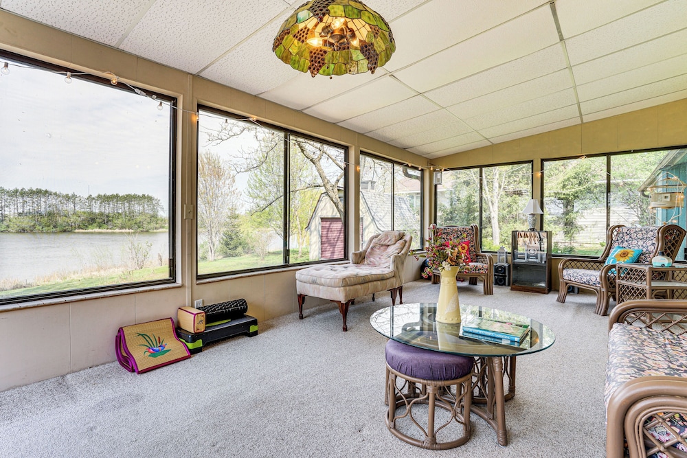 'love Lake Retreat w/ Hot Tub in New Richmond!