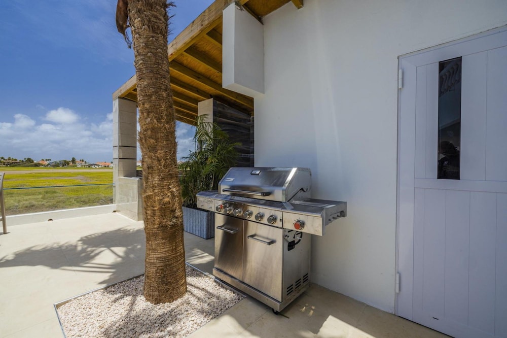 Villa Salina - 5BR w Pool Jacuzzi Sauna