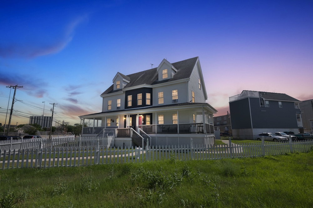 Stylish 3br Retreat Walk To Beach & Boardwalk 3 Bedroom Home