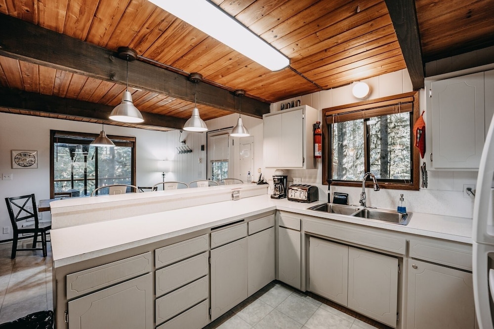 98sl - Hot Tub - Bbq - Pets Ok - Wifi - Sleeps 6 2 Bedroom Home by RedAwning