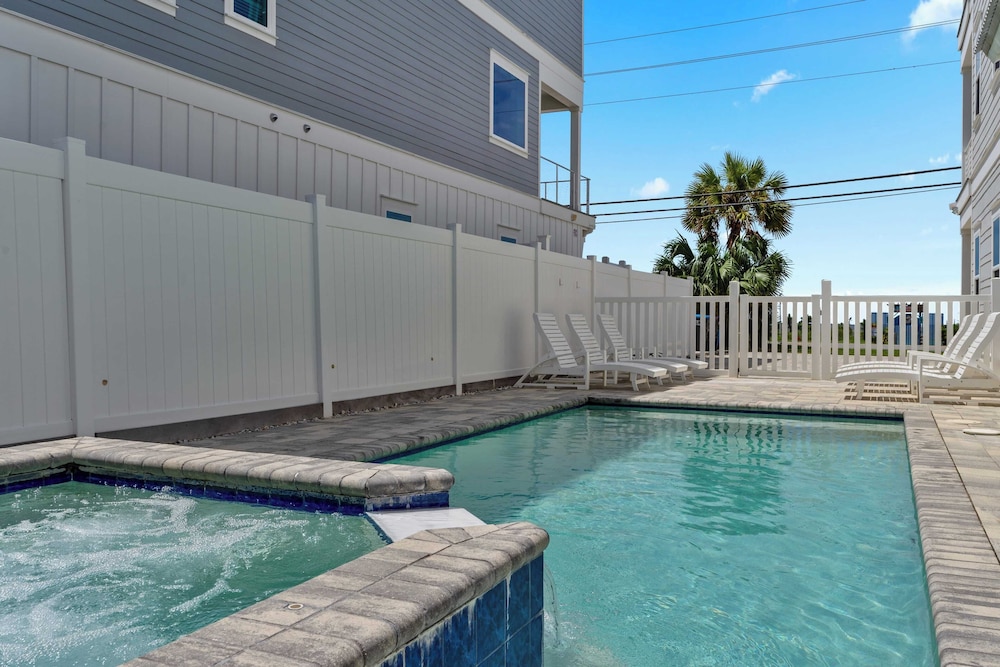 Gulf Views, Pool, Rooftop Lounge & Private Beach Heavenly Day by Avantstay