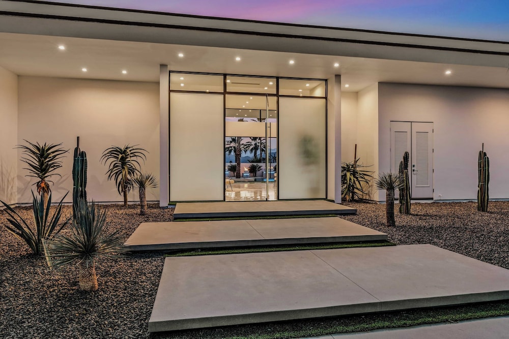 Fine Luxe Retreat w/ Pool & Hot Tub Bravo Villa #15 by Avantstay