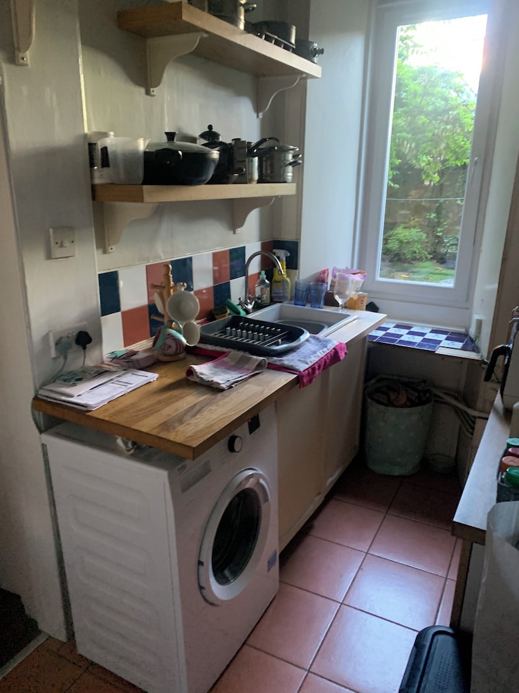 Edinburgh City Escape - Large 1 Bedroom Apartment view 4