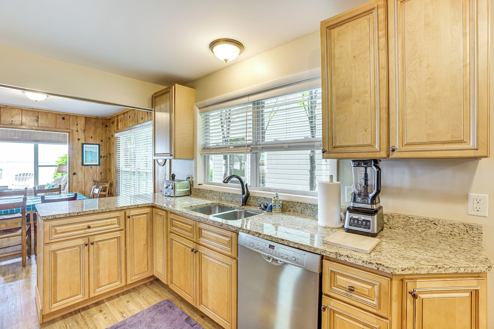 Autumn Escape on Glen Lake: Waterfront Cottage!