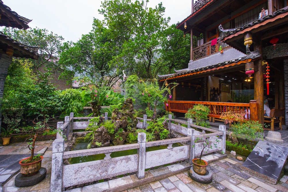 Yangshuo Scenic Mountain Retreat