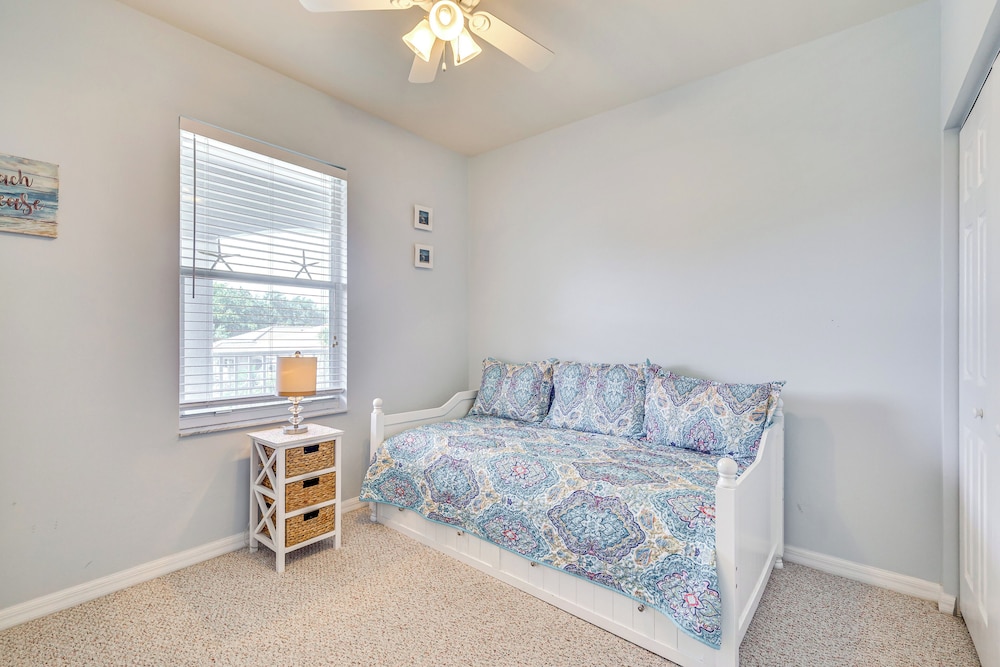 Sleek Naples Condo w/ Balcony: Snowbirds Welcome!