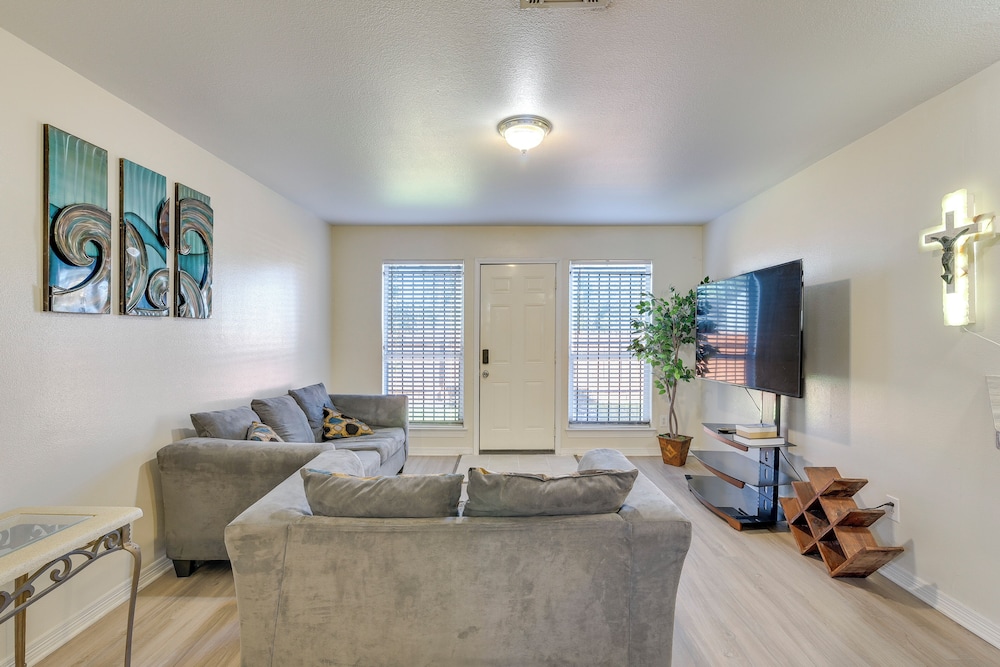 4 Mi to NRG Stadium: Spacious Houston Townhome!