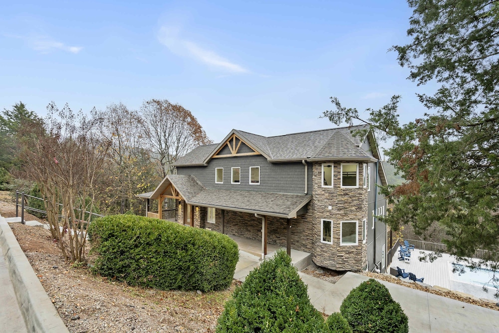 Van Kirk Cove 6 BDR Stunner!