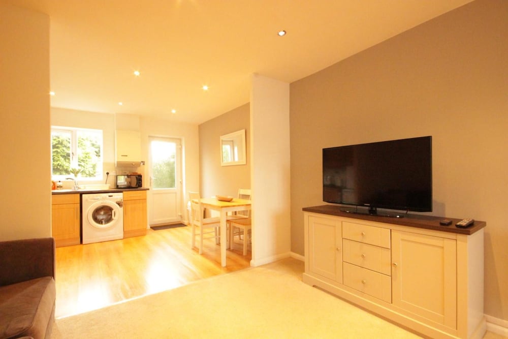 Fantastic 2-bed House in Hull. Garden, Sky tv view 3