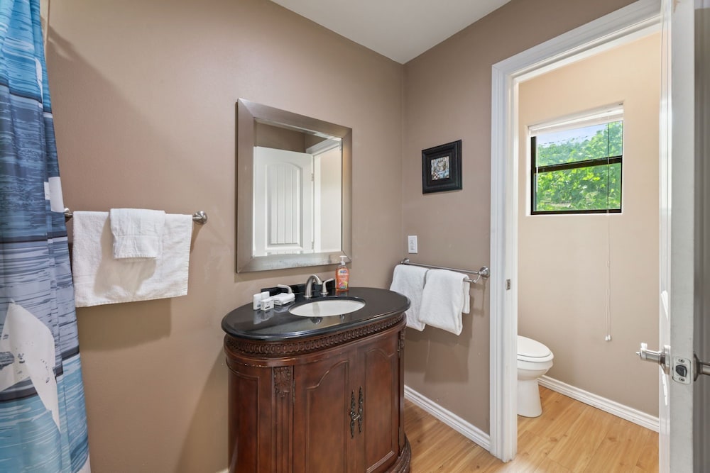 Chardonnay Haus - Unit C