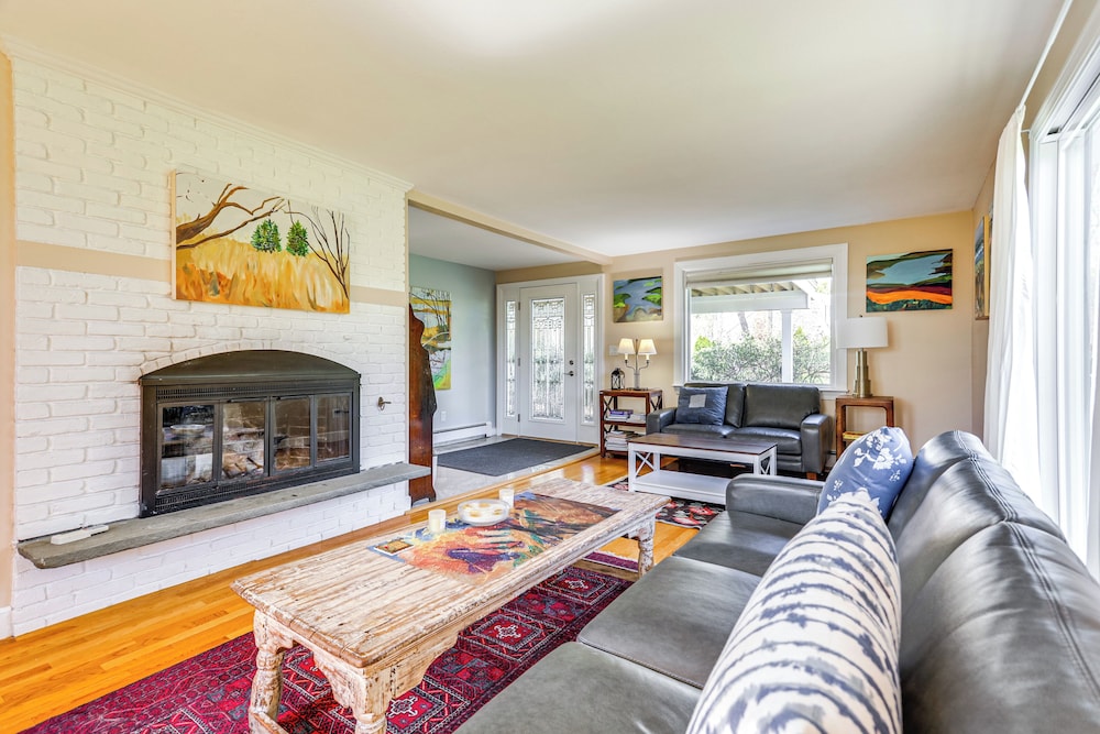 3 Mi to Cape Cod Bay: Marshfield Home w/ Balcony!