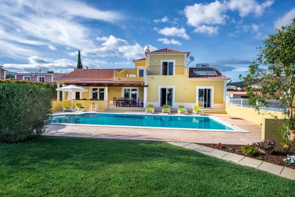 Amapola in Quelfes With 4 Bedrooms and 4 Bathrooms