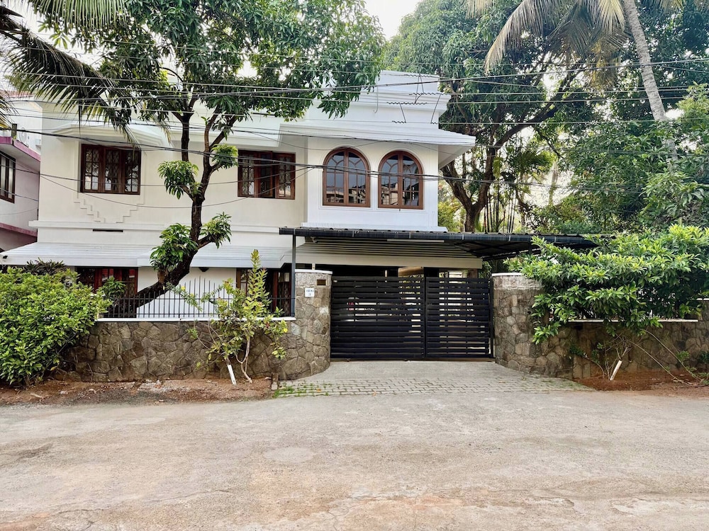 The Haven by Oshara Modern Kerala 3bhk AC Wifi Family Near Fort Kochi Parking