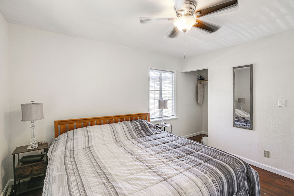 5 Mi to Coast: Centrally Located Long Beach Home!