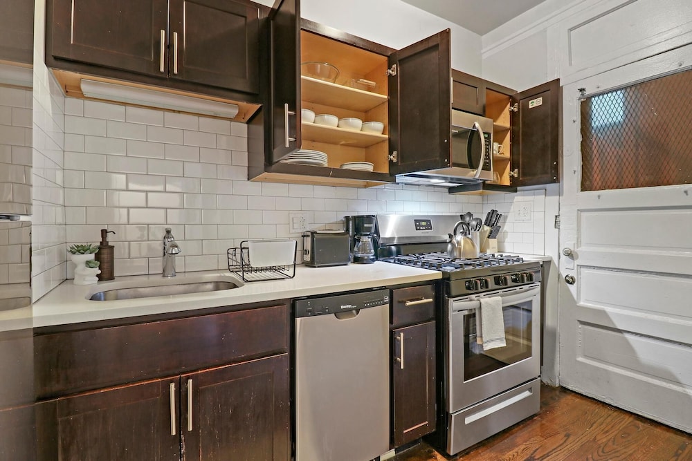 Spacious 2BR Near Dining - Touhy 1S photo 5