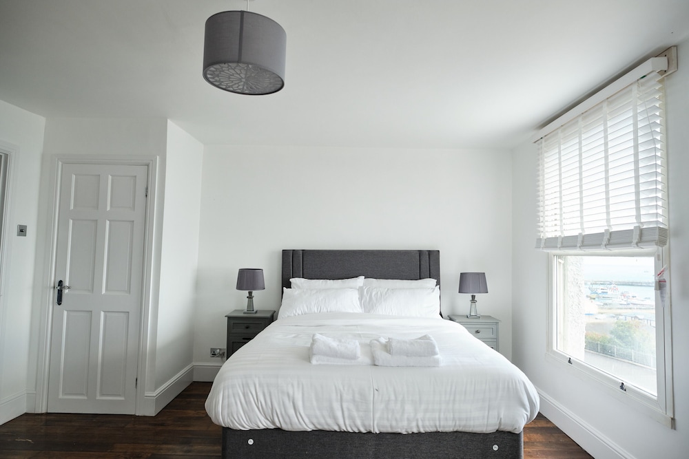 Impeccable 6-bed House in Ramsgate, Harbour Views view 3