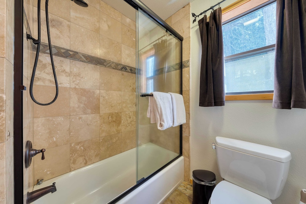 Cozy Escape w/ Hot Tub + Deck & Access to Tahoe Donner & Skiing Alpenglow Chalet by Avantstay