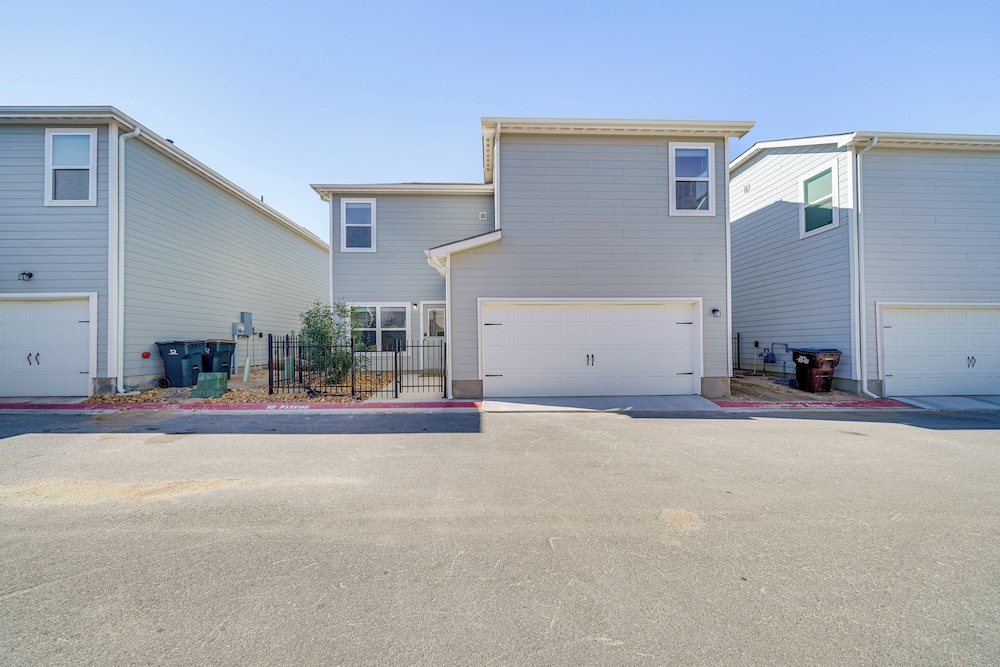 8 Mi to Lackland Afb: Pet-friendly Home w/ Yard!