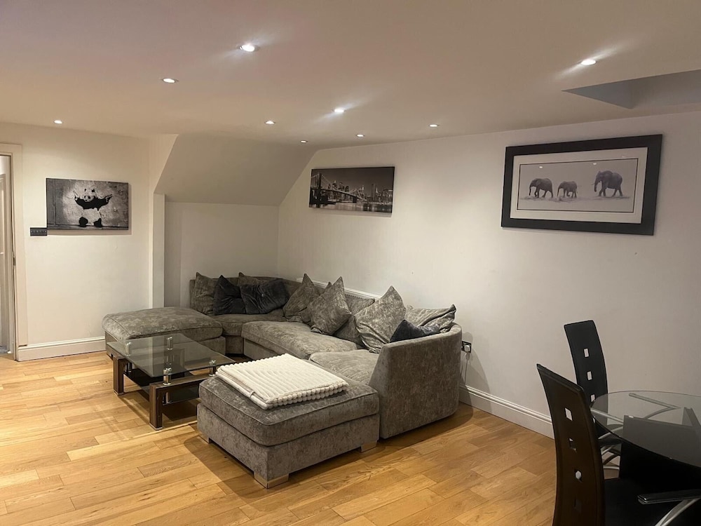 Southgate Home - Sleeps 12 - Parking - Central