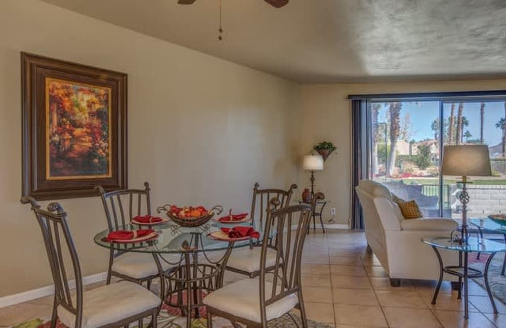 Stylish Condo With Golf Course Views