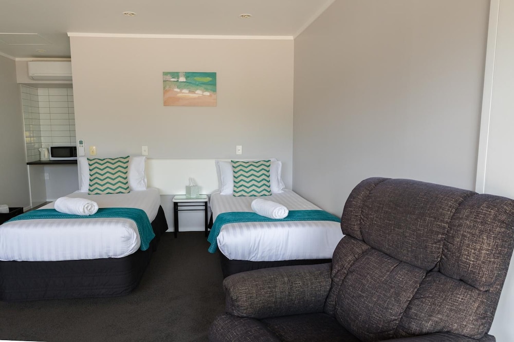 Bk's Palm Court Motor Lodge
