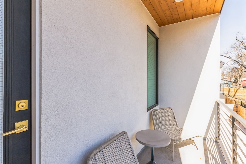Chic Austin Getaway Brand New w/ Rooftop Patio! - Image 2