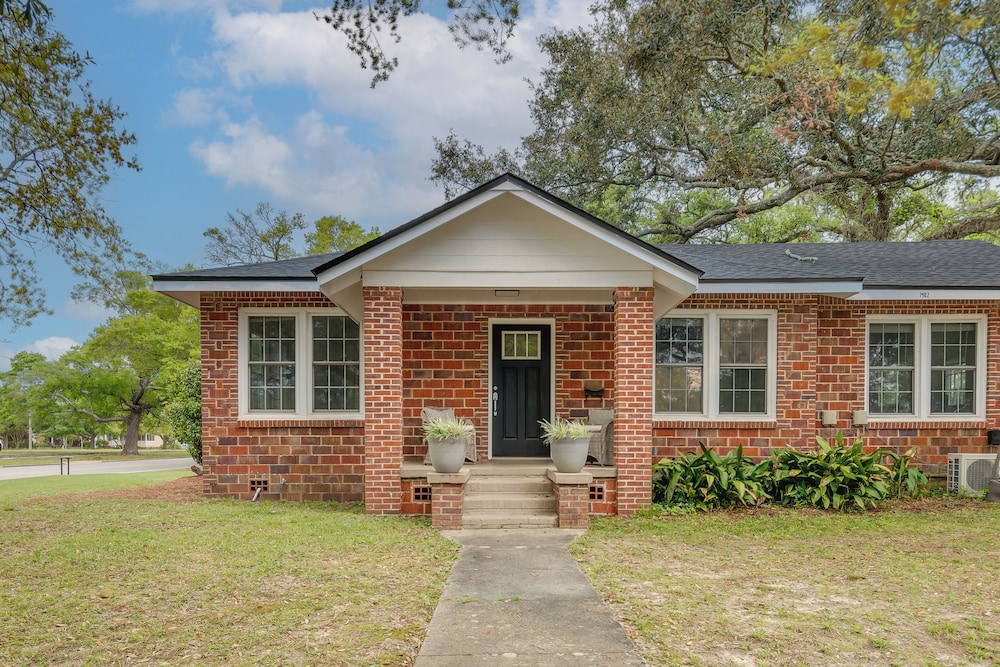 3 Blocks to Pensacola Bay: Charming Apartment!
