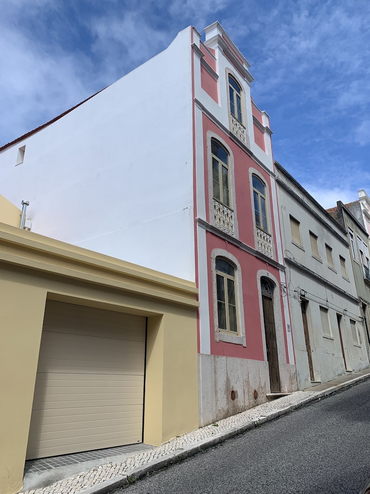 Old Town House in Figueira da Foz Near Beach