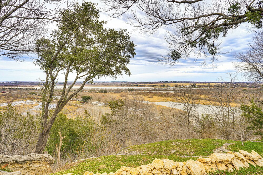 Rural Retreat w/ Water View! 9 Mi to Dtwn Granbury